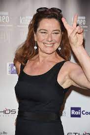 Ha raccontato la drammatica esperienza della malattia, come altri eventi significativi della sua vita, ne la forza del cuore. Monica Guerritore Biografia Amori Filmografia E Vita Privata