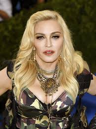 Madonna ukázala REÁLNU TVÁR: Žiadna mladica, ale ZOSTARNUTÁ ŽENA!  Nespoznáte ju