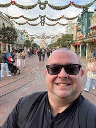 Hug your kids and loved ones like you are a Disney character...don't let go  until they do. 🫶