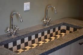 een terrazzo blad op de badkamer in combinatie met een 2 persoons spoelbak en beton cire op de muur door terrazzoruesink badkamer terrazzo keuken aanrecht