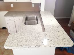 Ada rak loker bagian atas dan bawah lengkap dengan kompor, wastafel, microwave, dan meja untuk memasak. 5 Pilihan Top Table Kitchen Set Mana Yang Tepat Untuk Dapur Anda