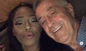 23-vjeçarja në lidhje me burrin 46 vjet më të moshuar: Nuk mundemi pa njëri 