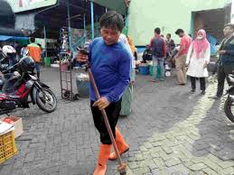 Tepar nta deket tugumuda semarang. Belajar Bersyukur Dari Kehidupan Sederhana Tukang Sapu Jalanan Kompasiana Com