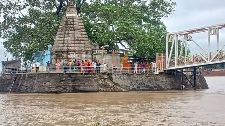 राजिम में उमड़ा भक्तों का सैलाब : बरसते पानी के बीच भक्तों ने किया भगवान शिव का पूजन, 5 हजार से ज्यादा लोग पहुंचे - Haribhoomi