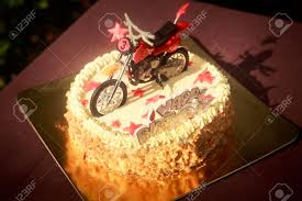 Weitere ideen zu motorrad torte, motorradkuchen, fondant motorrad anleitung. Geburtstagskuchen Mit Nussen Und Vanille Creme Mit Motorrad Bild Verziert Rote Sterne Und Worter Alles Gute Zum Geburtstag Lizenzfreie Fotos Bilder Und Stock Fotografie Image 34936289