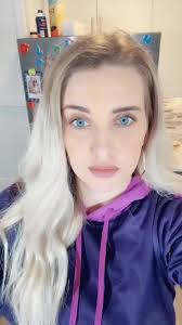 Amanda Henshaw's Instagram, Twitter & Facebook