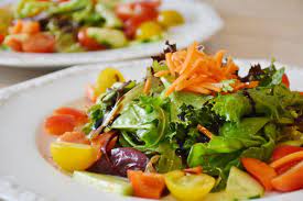 Normales dressing ohne öl 2 el wasser 1 tl apfelessig oder balsamiko ohne zucker, unter 6% säure und ohne zusätze salz, pfeffer frische oder getrocknete aber intensive kräuter können sein: Italienischer Salat Mit Walnuss Apfelessig Dressing