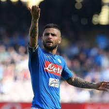 Que sobresale mucho en alguna actividad y es muy estimado asistió a una charla del insigne poeta. Photos Napoli Star Lorenzo Insigne Reacts After Being Assigned Tallest Mascot For Ac Milan Clash Sports Illustrated