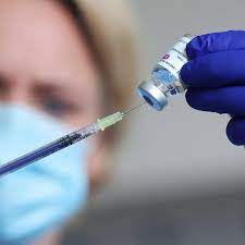 Zuvor hatte die ema berichtet, dass der impfstoff sicher und wirksam sei und der nutzen mögliche risiken überwiege. Astrazeneca Impfstopp Viele Impftermine Mussen Abgesagt Werden Spahn Verblufft Lauterbach Politik
