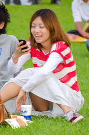 公園で可愛いお姉さんのパンツを狙う！座った瞬間にシャッターを切られた座りパンチラ画像集( ^ω^ ) |  パンツの極み〜盗撮JK.JD.OL.人妻.洗濯物.染み下着〜