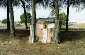Shelter Projet Photographique De L Artiste Neerlandais Henk Wildschut Nominee Pour Le Prix Voies Off 2011 La Serie Shelter Photographie Projet Et Documentaire