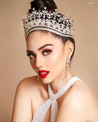 Es una joven de 24 años y cuenta con una licenciatura en administración de empresas. Bodkyqv Tl5q7m