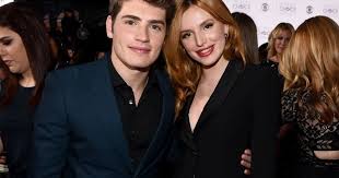 verse 1 you've been runnin' round, runnin' round, runnin' round throwin' that dirt all on my name 'cause you knew that i, knew that i, knew that i'd call you up you've been going round, going round, going round every party in la 'cause you. Bella Thorne Trennung Von Gregg Sulkin Tv Spielfilm