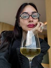 I'll have one glass of good decisions please 🥂💋