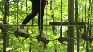 Was bedeutet klettern für kinder? Hochseilgarten Klettergarten Fitnesstraining Und Therapie Gesundheit Br Fernsehen Fernsehen Br De
