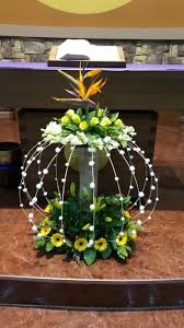 Sabtu paskah, dan paskah, bunga berwarna putih dan kuning menggambarkan kemuliaan / keagungan ilahi.setelah paskah ada hari raya kenaikan yesus kesurga, tri tunggal maha kudus. The Best Wedding Flower Arrangement Ideas Tropical Flower Arrangements Modern Flower Arrangements Church Flower Arrangements