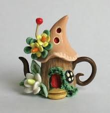 Miniscule Avec Images Maison De Gnome Pots Decorees Maisons De Fees