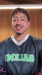 Latino Boy Mit Blonden Strehn