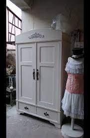 Ein Wunderschoner Alter Kleiderschrank Mit Viel Herz Zum Shabby Chic Aufgearbeitet Der Alte Schrank Mit All Shabby Chic Schrank Diy Mobel Restaurieren Shabby