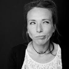 Un giorno si rese conto che gli imprevisti sarebbero sempre capitati e che  l'unica cosa che poteva controllare è il come li avrebbe gestiti. Così  decise di vivere con coraggio, grazia e