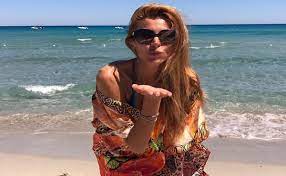 Read full articles, watch videos, browse thousands of titles and more on the sardinia topic with google news. Adriana Volpe In Sardegna Scatta Il Gossip Il Bikini Si Toglie