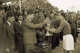 الملك فاروق الأول ملك مصر والسودان فى استاد الاتحاد عام 1945 يقوم بتسليم الكأس إلى كابتن الفريق الفائز فى حضور أحمد باشا historical pictures egypt royal family
