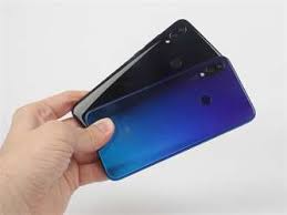 In a society grappling with its communist past and european present, both the cultural elite and disenfranchised young men see forces of darkness descending over europe. Redmi Pripravuje Topmodel Se Snapdragonem 855 Vzhled Unikl Na Videu Mobilmania Cz
