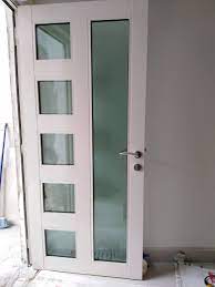 Unas modernas puertas de madera aportan calidez y elegancia a la fachada de la casa, brindando estética sin perder seguridad. 45 Ideas De Puertas De Banos En 2021 Puertas De Banos Puertas De Aluminio Puertas De Aluminio Exterior