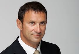 La rhinoplastie après avoir vue 3 autre chirurgiens, je n'ai jamais eu d'aussi bon résultat. Chirurgien Esthetique A Antibes Henry Delmar