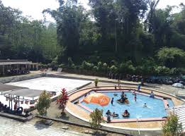 Mereka juga memanfaatkan kejernihan air untuk berendam. Selo Agung Swimming Pool Di Kota Malang