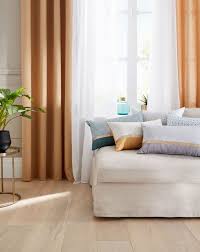 Les Voilages Blancs Tamisent Agreablement La Lumiere De Ce Salon So Chic Les Rideaux Beige Curry Et Les Coussin Rideau Beige Voilage Blanc Rideaux Castorama