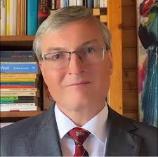 Heute feiert Noam Chomsky seinen 94. Geburtstag. Er gilt als einer der  bedeutendsten Intellektuellen unserer Zeit. Neben wegweisenden  Erkenntnissen in der Sprachwissenschaft sorgte er vor allem mit seiner  Medien- und Kapitalismuskritik für