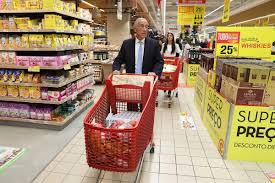 Em 2071 vamos estar a discutir se mandamos abaixo o padrão das emergências, que é tão lindo. Marcelo Andou As Compras E Encheu Dois Carrinhos Para O Banco Alimentar