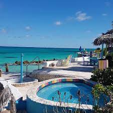 A stylish crowd sips potent cocktails on the pool deck with the deep blue sea as a backdrop. Compass Point Beach Resort Bewertungen Fotos Preisvergleich Nassau Bahamas Tripadvisor