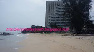 Seperti pantai atau pulau lain yang ada di bangka, hamparan pasir dan bebatuan granit akan menyambut kedatangan para wisatawan di pulau lampu. Riadah Di Pantai Awam Pulau Pinang Tempat Menarik Di Pulau Pinang