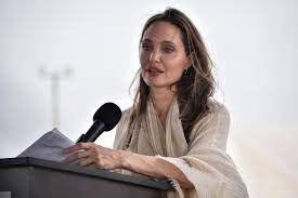 It seems the flawless beauty that angelina jolie has is not that flawless since she still needs to do nose surgery. Hollywood Brad Pitt Hat Angeblich Eine Neue Das Sagt Angelina Jolie Gala De