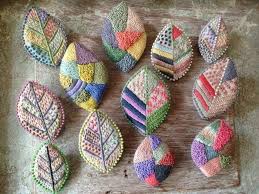 色と糸の美しい重なり ヒグチエリ の刺繍の世界 キナリノ 刺繍 図案 手芸 ハンドメイド ブローチ