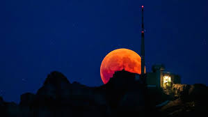 Gerhana bulan total terjadi saat keseluruhan dari bulan memasuki wilayah umbra sehingga tak sedikitpun cahaya matahari diterima di permukaan bulan saat gerhana bulan total mencapai puncaknya. Puncak Gerhana Bulan Total 26 Mei Terlihat Hampir Di Seluruh Indonesia Cek Jadwalnya Global Liputan6 Com