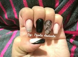 Con una aplicación inversa, aplicar la rosa y en las líneas de la sonrisa en las 10 uñas. Disenos Unas Acrilicas Negras Con Rosa Disenos De Unas Portizaz