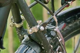 Montage D Un Porte Arriere A L Aide De Collier De Plombier Sur Un Cadre De Velo Sans Oeillets Cadre De Velo Velo Porte Bagage
