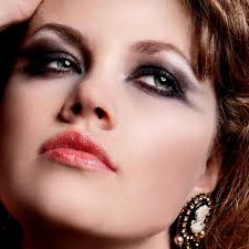 Niemand trägt smokey eyes so schön wie selena gomez. Verfuhrerische Smokey Eyes Grune Augen Schminken Schminkanleitung
