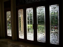 Bentuk seperti ini memerlukan ruang gerak yang cukup besar untuk operasionalnya sehingga tidak dapat menghemat ruang yang ada di bagian depannya. Kerajinan Kaca Ukir Ialah Jenis Kaca Hias Yang Tidak Jarang Kita Temui Seperti Namanya Kaca Ukir Yang Terkadang Disebut Ju Kaca Kaca Patri Jendela Kaca Patri