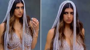 Mia Khalifa Oozes Oomph in the Latest Video as She Slips into a Sexy  Rhinestone Brassiere; Watch Super HOT Clip | LatestLY