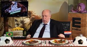 Schon jetzt hat er ganze 22 kilo abgenommen. Callis Bauchentscheidung Reiner Calmund Orakelt Fur Edeka Zur Wm