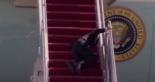 Eddig 1202 alkalommal nézték meg. Index Kulfold Akkorat Esett Joe Biden Hogy A Lepcso Adta A Masikat Haromszor