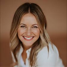 😍 The Huhs Family! We snuck these photos in 2 weekends ago visiting family  in Green Bay. Maureen is my *stunning* sister-in-law and is married to  Mike, maker of the best margs