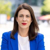 100+ profilů „Estelle“