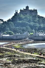 Walking On The Causeway To St Michael S Mount Cornwall St Michael S Mount Places To Travel Places To Visit