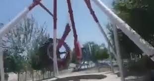 Este juego conocido como zamba, recuerdo que una vez estuve por caer a suelo. Video El Escalofriante Momento En El Que Se Parte Al Medio Un Juego Mecanico En Un Parque De Diversiones