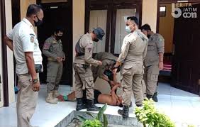 Memakai sepatu yang tidak terlalu tinggi dan nyaman digunakan. Lelaki Tiba Tiba Mengamuk Di Asta Tinggi Sumenep Beritajatim Com